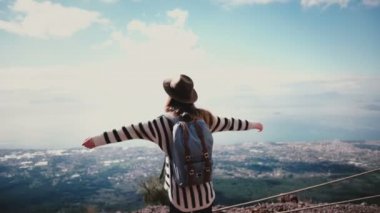 Arkadan görünüm mutlu erkek blogger epik dağ en iyi sahne için silah geniş açık Vesuvius geliyor saç uçan ile seyahat
