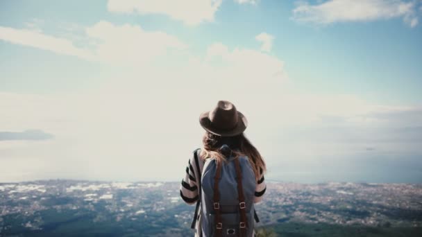Ενθουσιασμένος όμορφα τουριστικά γυναίκα στέκεται κοντά καταπληκτική θέα τοπίο σε προβολή πίσω επάνω ηφαίστειο Βεζούβιος, το περπάτημα μακριά. — Αρχείο Βίντεο