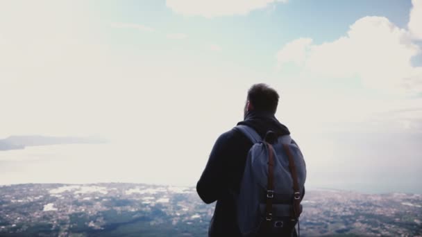 Arrière vue heureux homme touristique réussi bénéficiant d'une vue imprenable sur le ciel depuis le sommet du volcan Vésuve, en s'éloignant . — Video