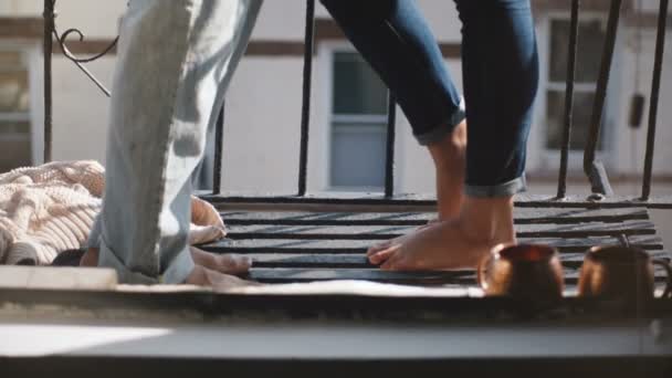 Cámara se inclina hacia arriba para revelar feliz romántico hombre y mujer de pie descalzos juntos en la hermosa mañana Brooklyn balcón . — Vídeo de stock