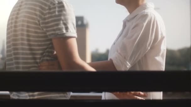 La caméra penche vers le bas sur l'homme et la femme heureux debout pieds nus ensemble sur le balcon magnifique appartement ensoleillé à Brooklyn . — Video