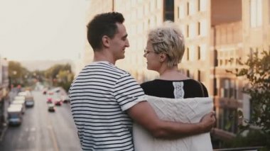 Güzel genç İspanyol adam beyaz bir kadın için gelmek yukarıya, hugs ve gün batımı köprü akşam bir New York City kisses.