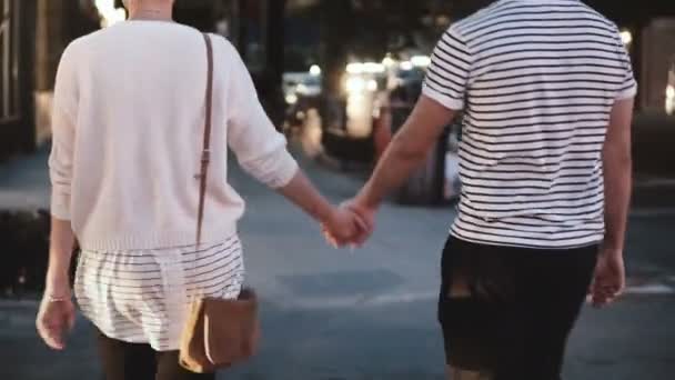 幸福浪漫的情侣走着手牵着手 在纽约的晚上 Soho 街向左拐 享受晚上的城市约会之夜 背景路灯 愉快的人和妇女一起 — 图库视频影像