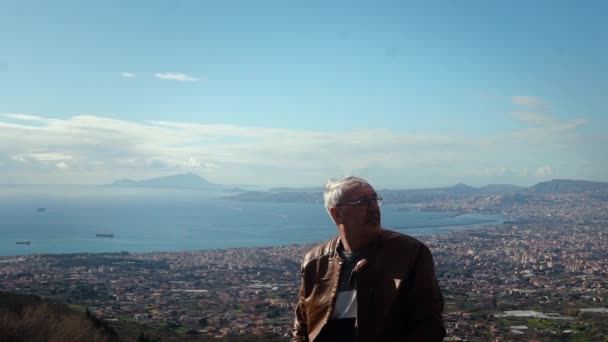 Bonito homem local caucasiano sênior feliz desfrutando de incrível vista panorâmica cênica de Nápoles de Vesúvio câmera lenta . — Vídeo de Stock