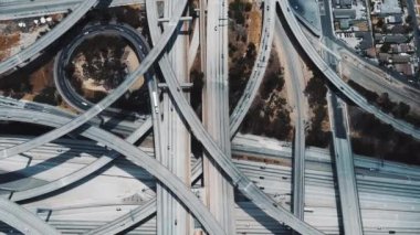 Birden çok düzey alçaktan uçuşlar ve kavşak içinde Los Angeles, ABD ile inanılmaz meşgul otoyol kavşağı dron kilitleme atış.