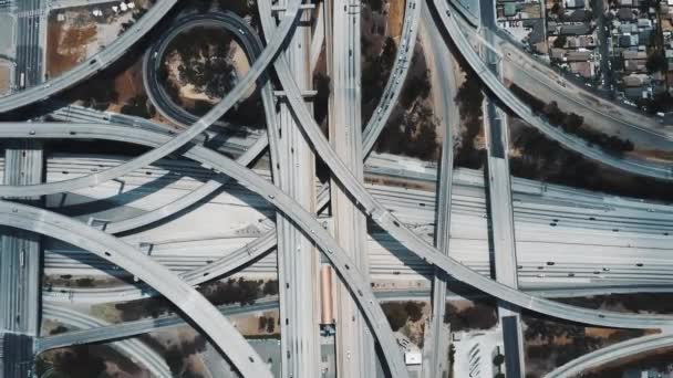 Drone vista dall'alto che sale sopra incredibile nodo autostradale complesso a Los Angeles con traffico in movimento su più livelli . — Video Stock