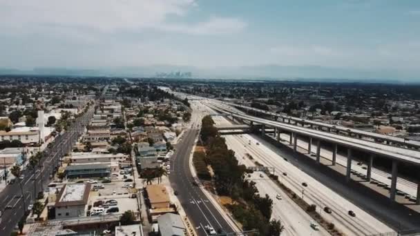 Drone panorámica de la derecha sobre la increíble ciudad americana y gran cruce de carreteras de intercambio con los coches en múltiples niveles de carreteras . — Vídeo de stock