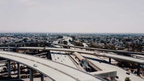 Drone volando justo encima de la increíble intersección de cruce del juez Pregerson con múltiples niveles de carreteras y sobrevuelos — Vídeos de Stock