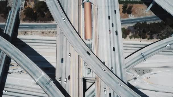 Unglaubliche Luftaufnahme eines großen Autobahnkreuzes in Los Angeles, USA, der Verkehr fließt schnell durch viele Straßenüberführungen. — Stockvideo