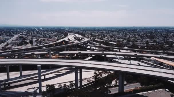 多くの高架道路で カリフォルニア州ロサンゼルスで有名な裁判官 Pregerson 高速道路交差点近く降順ドローン アメリカで驚くべき壮大な高速道路の傑作の空中背景パノラマ撮影 — ストック動画