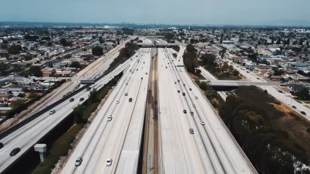 Drohne fliegt vorwärts über viel befahrene amerikanische Autobahn mit Brücken und Überführungen, Autos bewegen sich in alle Richtungen. — Stockvideo