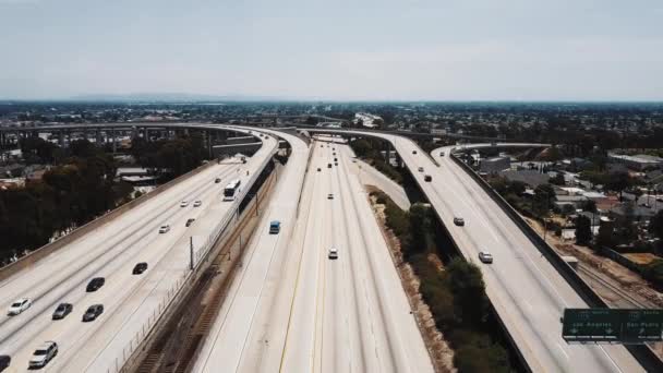 Drone mendekati persimpangan jalan raya besar, mobil bergerak melalui beberapa flyover tingkat, jembatan dan persimpangan . — Stok Video
