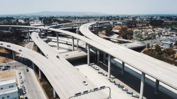 Drohne fliegt direkt um unglaubliches Autobahnkreuz in Los Angeles, Kalifornien, Autos bewegen sich auf vielen Ebenen — Stockvideo