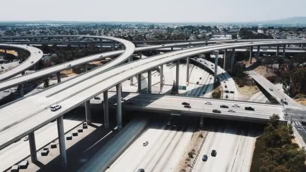 Drönare som flyger runt majestätiska domaren Pregerson highway road utbyter i Los Angeles, Usa med bilar på flera nivåer. — Stockvideo