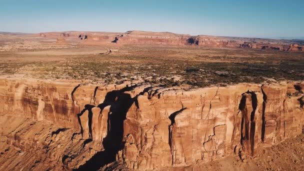 Drone panning esquerda acima de montanhas de tirar o fôlego plana superior para revelar o panorama incrível de American ensolarado desfiladeiro cume . — Vídeo de Stock