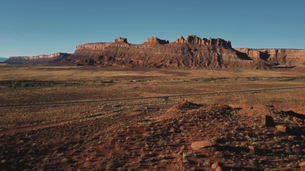 Drona statică a panoramei canionului american de munte, o mașină care decolează de pe o parcare mică în mijlocul deșertului . — Videoclip de stoc