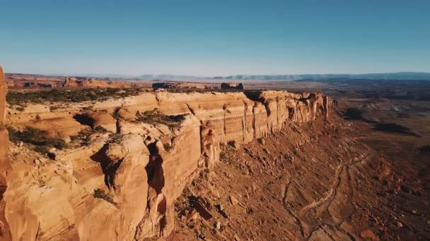 Drone panning direita acima majestoso cume de cânion de montanha plana superior com vista épica do horizonte de deserto ensolarado americano . — Vídeo de Stock