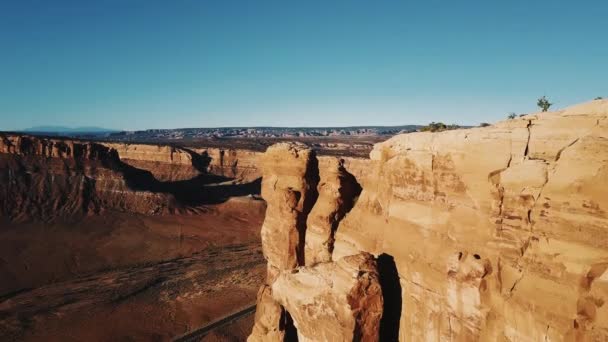 Drone tournant à droite sur une falaise géante pour révéler une crête épique du canyon de montagne, une ligne d'horizon désertique rocheuse et sauvage . — Video