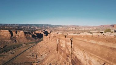 Nefes kesen rocky Kanyon kayalıklarla, açık alanlarda ve manzarası ortaya büyük çöl dağ sırtı, uçan diğerine robot.