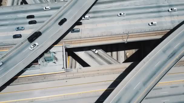 Drone volando sobre la compleja estructura del cruce de carreteras Judge Pregerson con múltiples puentes de nivel y sobrevuelos . — Vídeo de stock