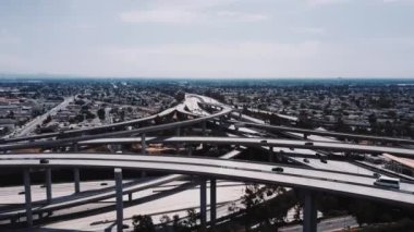 Birden çok yol alçaktan uçuşlar ve köprüler hareket trafik ile karmaşık otoyol kavşağı üzerinde azalan uçak.