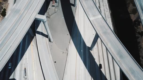 Drone volant au-dessus du célèbre Juge Pregerson carrefour routier, ponts autoroutiers complexes et volants se rejoignent .