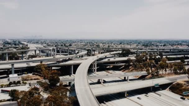 Drone, létající kolem úžasné dálnice křižovatka výměnu v Los Angeles s přenosy prochází mnoha silničních nadjezdů. — Stock video