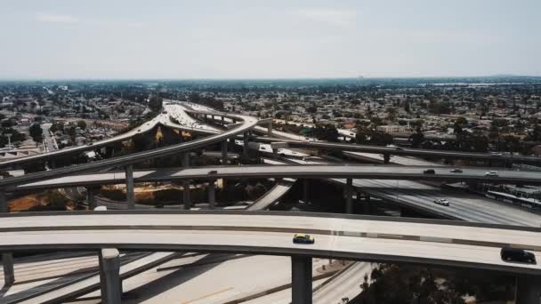 Drone flyger rätt över fantastiska motorvägen korsningen med bilar som går igenom många road nivåer, broar och höga flyovers. — Stockvideo