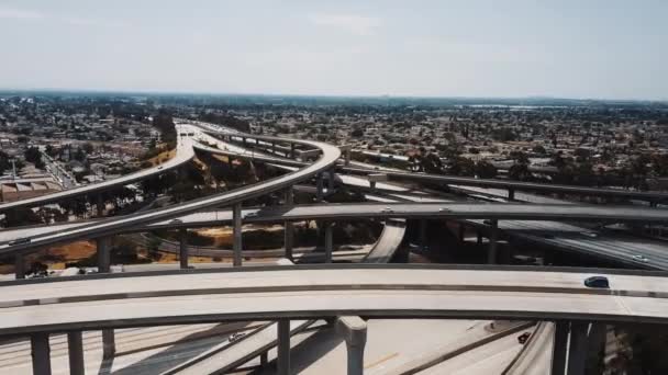 Drone vliegen recht over meerdere niveaus van epische snelweg afslag snijlijn in Los Angeles en complexe viaducten. — Stockvideo
