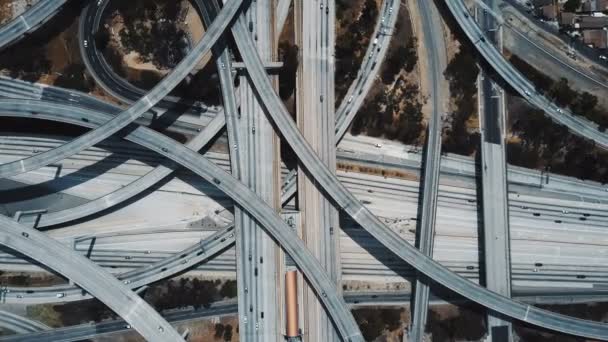 Drone inzoomen op geweldige rechter Pregerson junction uitwisseling met auto's doorlopen van meerdere vlakke weg viaducten. — Stockvideo