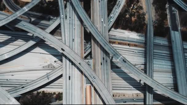 Drone subindo sobre a intersecção de rodovias complexas épicas em Los Angeles com vários níveis, viadutos, junções e pontes — Vídeo de Stock