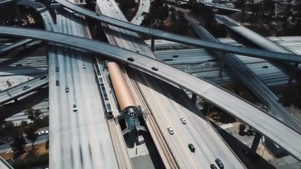 Luchtfoto van het gedreun van een grote snelweg weg kruispunt in Los Angeles, Usa met complexe systeem van kruispunten en bruggen. — Stockvideo