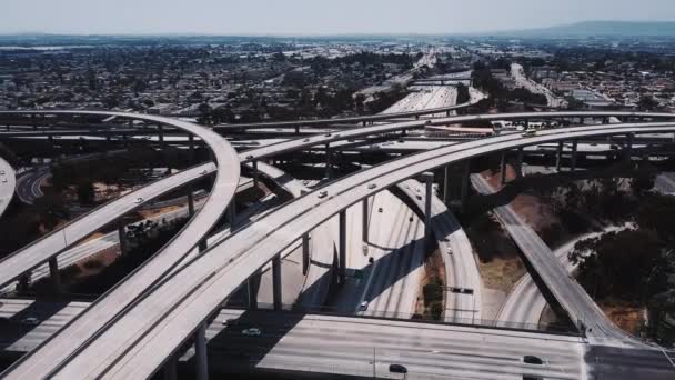 Drone Flyger Runt Domaren Pregerson Highway Korsning Los Angeles Bilar — Stockvideo