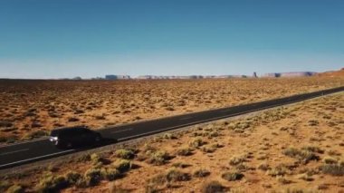 Güzel hava atış şaşırtıcı Amerikan araba steyşın araba Otoban yol, manzarası düz dağlardaki çöl.