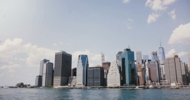 New York, Manhattan East River Timelapse. 4 k. güneşli gökdelenler, finans şehir merkezi manzaralı Panoraması.