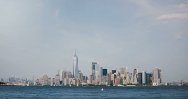 New York finans bölgesine Skyline 4 k timelapse. Manhattan Adası panoramik görünümü. Büyük cruise liner tekne tarafından geçen.