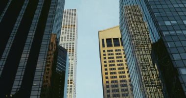 Gece 4k timelapse New York binaların günler. Uzun boylu highrise gökdelenler açı Pov shot düşük. Günbatımı ve alacakaranlık.
