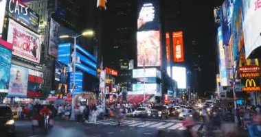 New York City 18 08 2017 kez kare gece timelapse 4k. Şaşırtıcı gösterişli renkli reklam neon ışıkları. Gelecek.