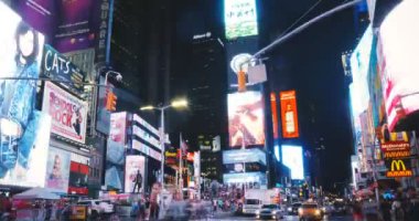 New York City 18 08 2017 gece Times Square binalar timelapse 4k. Parlak renkli Reklam ekranları. Seyahat, turizm