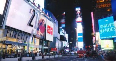 New York City 18 08 2017 ticari Times Square billboard ekranlar timelapse 4k parlak gösterişli reklamlar binalar. Tüketim