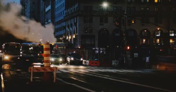4k Abend zu Nacht New York Straße Zeitraffer. Dampfdampfrohr. Überfüllte Kreuzung. Fahrzeuge und Personen. — Stockvideo