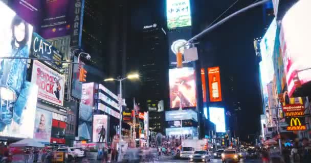 NUEVA YORK CITY 18 08 2017 Night Times Square edificios timelapse 4K. Pantallas coloridas brillantes de los anuncios. Viajes, turismo — Vídeo de stock