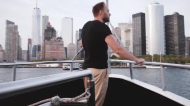 Manhattan Adası cityscape manzarası görünümünden bir yat açık yavaş zevk mutlu düşünceli başarılı iş adamı.