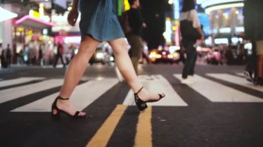 Ağır çekim yaşam tarzı atış güzel genç kadın bacak kalabalık caddenin karşısındaki geceleri Times Square, New York'ta yürüme..