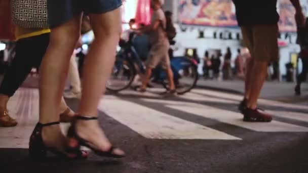 Vackra slowmotion skott av unga kvinnliga freelancer korsar upptagen trånga gatan på natten i Times Square, New York. — Stockvideo