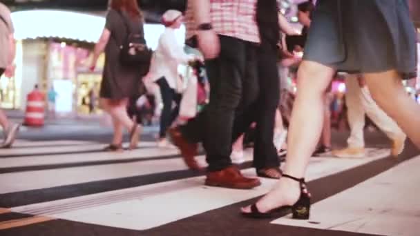 ニューヨークのタイムズ ・ スクエアで夜混雑した通りを渡る若い女性のファッションのブロガーのスローモーション ライフ スタイル ショット. — ストック動画