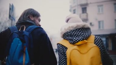 Geri bir karlı soğuk kış gününde birlikte elele rahat kıyafetler yürüyüş mutlu rahat genç romantik çift görüntüleyin. Beyaz adam ve kadının harika amosphere Noel gün sihirli.