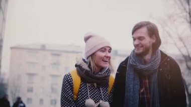Birlikte bir soğuk karlı bir tarihte kış günü eğlenmek ağır çekim mutlu gülümseyen genç Avrupa erkek ve kadın yürüyüş.