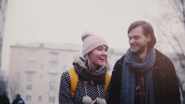 Lassú mozgás boldog mosolygó fiatal európai férfi és a nő séta együtt birtoklás móka a napon a havas egy hideg téli napon. — Stock videók