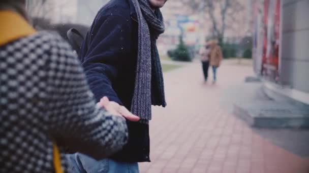 Slow motion feliz sonriente joven caucásico romántico pareja compartir divertido tiempo en una cita al aire libre juntos en nevado día de invierno . — Vídeo de stock